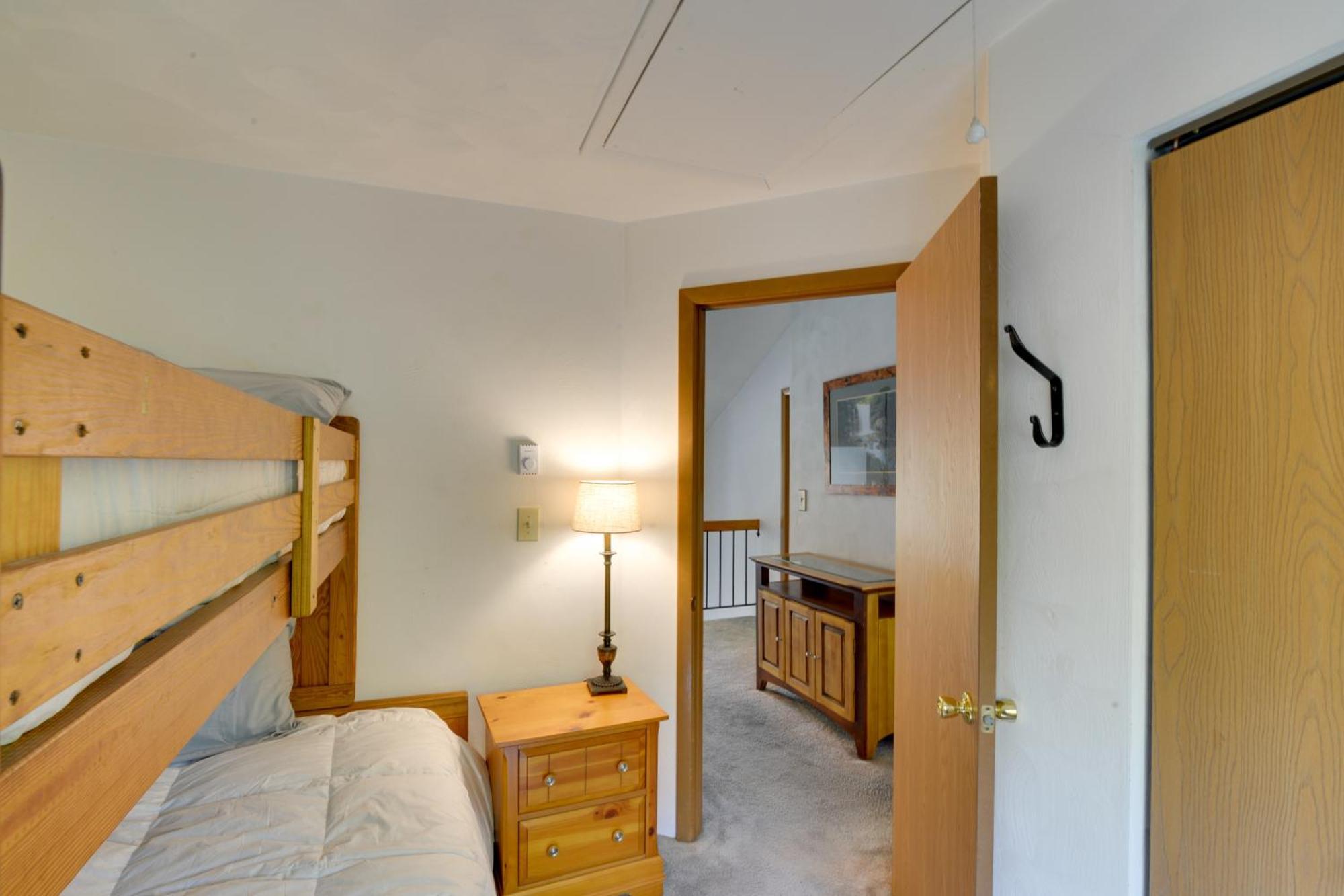 Charming Hidden Valley Walk To Slopes Holiday home